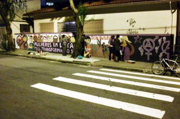 Anarquistas pintam mural no “dia das mulheres”, em São Paulo