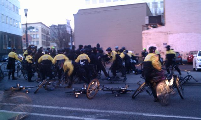 [EUA] Polícia reprime e prende 12 jovens em marcha anarquista, em Portland