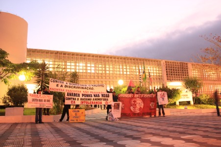 Antifascistas se manifestam em frente ao fórum de Mogi das Cruzes