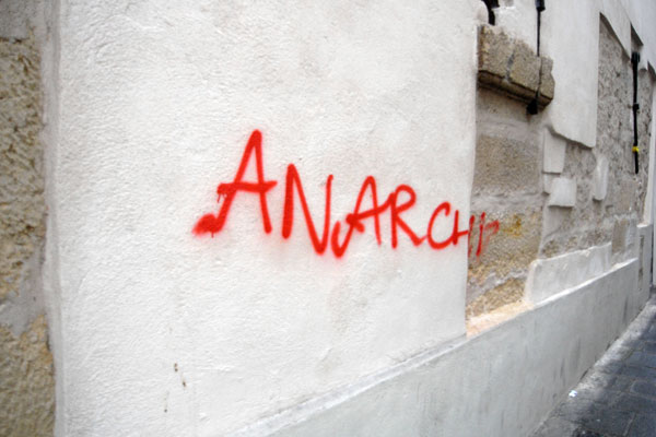 [Grécia] Anarquista é ferido e detido após trocar tiros com a polícia em Pefki, Atenas