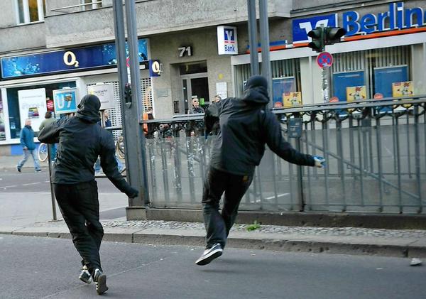 [Grécia] Imigrante bengalês é esfaqueado até a morte em Atenas; Manifestação contra a repressão e violência policial reúne milhares de pessoas