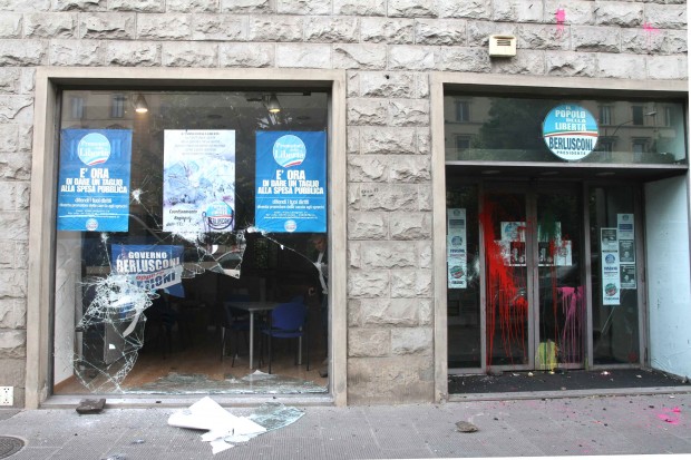 Escritório do partido de Berlusconi é atacado na Itália