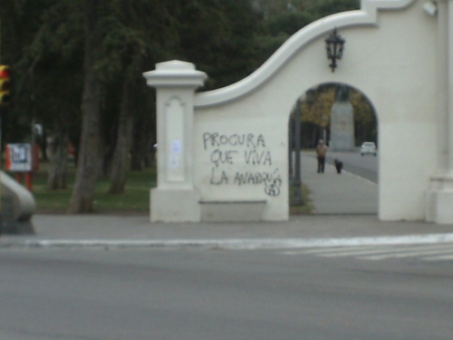 [Argentina] Prendem companheiros acusados de pichar um dos arcos do Parque de Maio; eles foram liberados em seguida